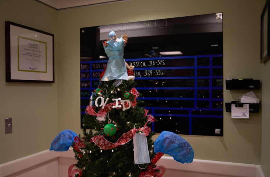 Malaikat yang mengenakan APD ada di atas pohon Natal di UMass Memorial Hospital di Worcester, Massachusetts.