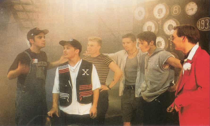 Robbie Williams, à gauche, avec Take That sur GamesMaster en 1992.