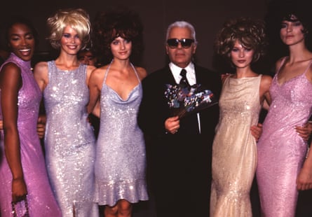 Lagerfeld na pokazie Chanel z modelkami Naomi Campbell, Claudią Schiffer, Amber Vallettą, Kate Moss i Stellą Tennant w Paryżu, październik 1996.