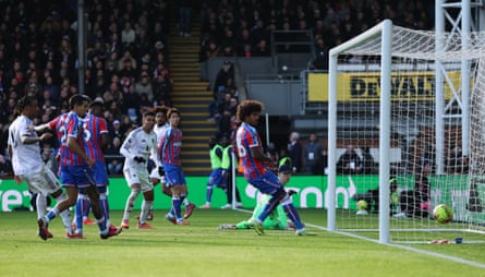Joshua Zirkzee (fourth from right) equalises for Manchester United