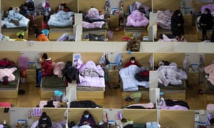 Los pacientes descansan en un hospital temporal convertido del centro deportivo de Wuhan.
