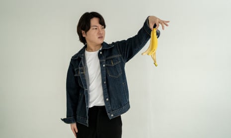Noh Hyun-soo, who ate a banana that was an artwork worth $120,000, holding up an empty banana skin