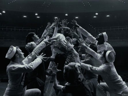 Bradley Cooper and Carey Mulligan in Maestro.