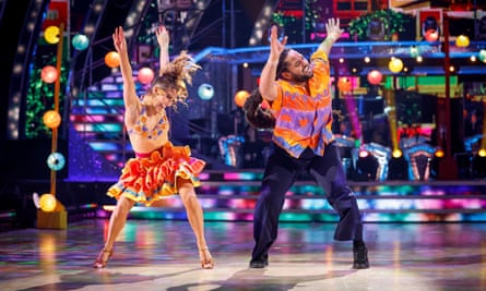 Jowita Przystał and Hamza Yassin performing a tropical salsa during the final.