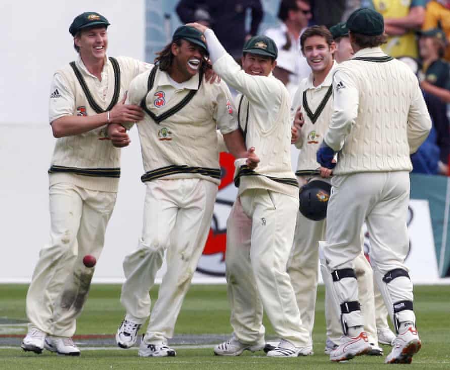 Symonds célèbre avec ses coéquipiers australiens après avoir rattrapé l'Anglais Kevin Pietersen lors de la première journée du quatrième Ashes Test au MCG en 2006.