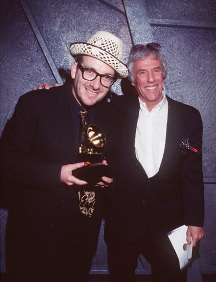 Elvis Costello et Burt Bacharach aux 41e Grammy Awards annuels en 1999. Ils ont remporté la meilleure collaboration pop avec voix pour I Still Have That Other Girl.