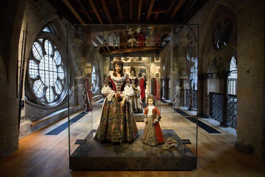 Funeral effigies of Catherine Sheffield, Duchess of Buckingham and Robert Sheffield, Marquess of Normandy in the Queen’s Diamond Jubilee gallery, designed by Muma.