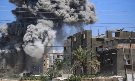 Fumaça sobe de um prédio atingido por um ataque israelense em Nuseirat, centro de Gaza, no sábado