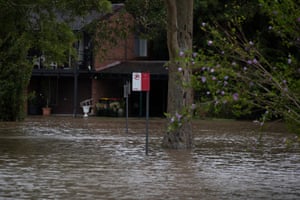 Une plaque de rue sous l'eau après que la rivière Hunter a inondé des routes, des parcs et des maisons à Raymond Terrace, en Nouvelle-Galles du Sud.