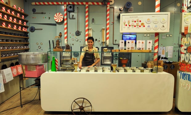 Rocambolesc ice-cream shop in Girona, created by Jordi Roca, one of the famous three Roca´s brothers, Catalonia, Spain, Europe.KP25CC Rocambolesc ice-cream shop in Girona, created by Jordi Roca, one of the famous three Roca´s brothers, Catalonia, Spain, Europe.