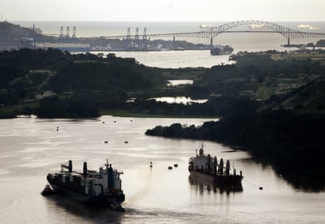 Un barco llega a las esclusas de Miraflores mientras cruza el canal de Panamá al atardecer