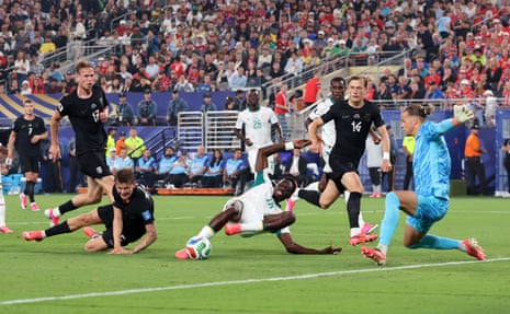 Ismaïla Sarr scores