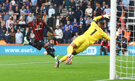 Raheem Sterling goes close but Chelsea struggle again in Bournemouth draw | Premier League 5 Chelsea goalkeeper Robert Sánchez spreads himself to make a save from Dango Ouattara of Bournemouth.