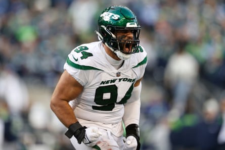 Solomon Thomas celebrates during a game against Seattle Seahawks in 2023