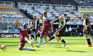 Newcastle United’s Jonjo Shelvey scores their second goal.