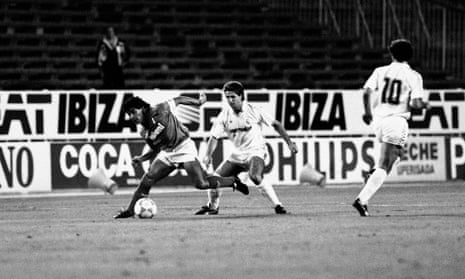 Diego Maradona shields the ball from Chendo during the 1987 meeting of Real Madrid and Napoli, played behind closed doors at the Bernabéu