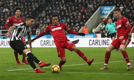 Joselu equalises from a narrow angle for Newcastle United.