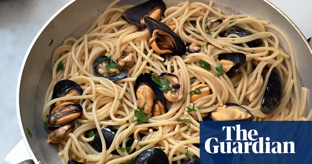 Prescripción de Rachel Roddy de espaguetis con mejillones, perejil y limonada | Alimento Prescripción de Rachel Roddy de espaguetis con mejillones, perejil y limonada | Alimento