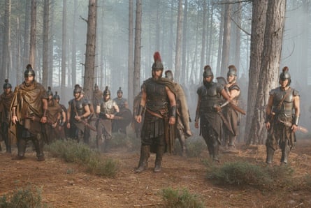 Matt Damon as Odysseus with his troops in The Odyssey.