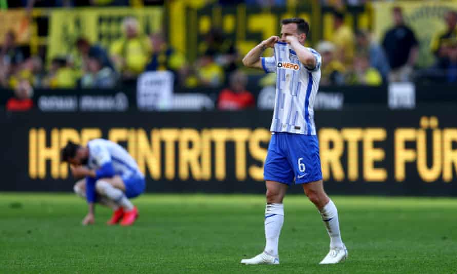 Vladimir Darida dell'Hertha sembra abbattuto dopo aver appreso del vincitore del tempo di recupero dello Stoccarda.