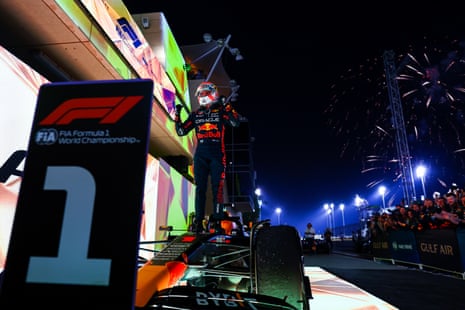 Pemenang balapan Verstappen merayakannya.