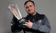 Luke Littler在比赛中