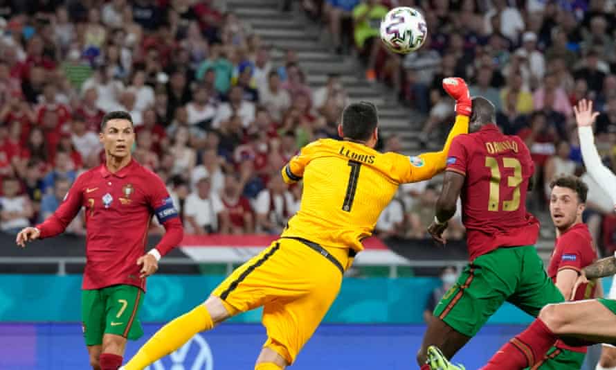 Hugo Lloris punches Danilo in the head