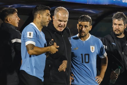 Luis Suárez and Giorgian de Arrascaeta (No 10) of Uruguay talk with Marcelo Bielsa