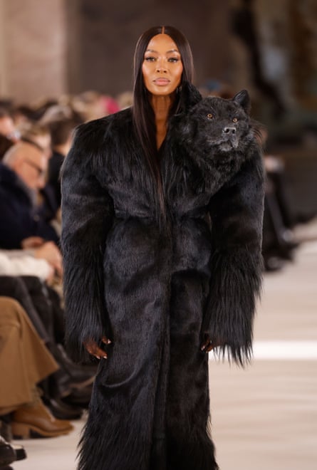 Naomi Campbell modeluje czarną suknię z głową wilka na wybiegu Schiaparelli.