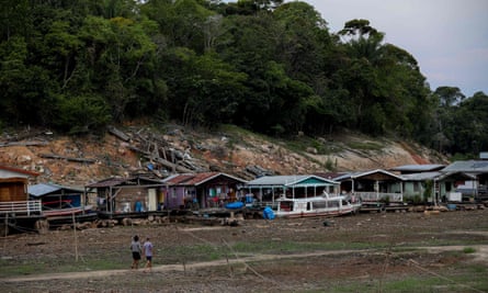Casas flotantes y barcos varados en la Marina do Davi, una zona de atraque del río Negro, en Manaos.
