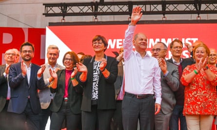 Olaf Scholz waves to the audience at the SPD's final election campaign rally