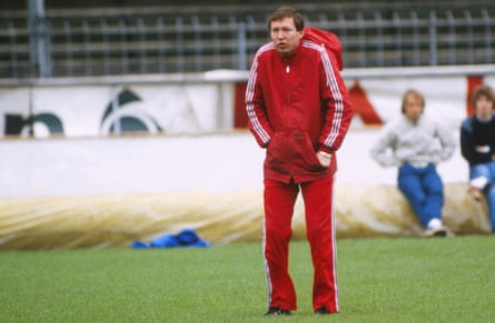 Alex Ferguson takes a training session before the final in Gothenburg.