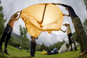 Des adolescents installent leur tente au camping du National Trust à Wasdale Head, Cumbria.