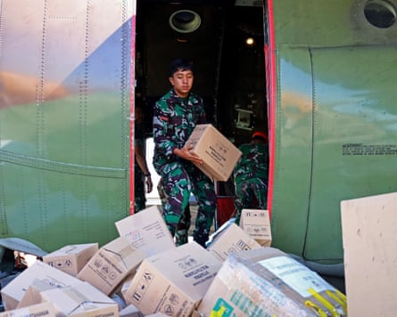 The Indonesian Ministry of Defense sent humanitarian aid in the form of basic necessities, medicines, and other equipment for flood victims in Aceh province using Hercules aircraft