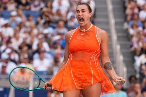 Η Aryna Sabalenka βρυχάται με απόλαυση, και πιθανώς ανακουφισμένη, μετά τη σκληρή νίκη της επί της Linda Noskova.