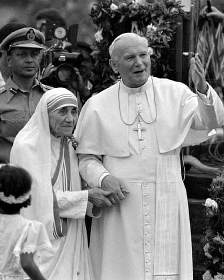 Pope John Paul II holds hands with Mother Teresa in Kolkata, 3 February 3 1986.