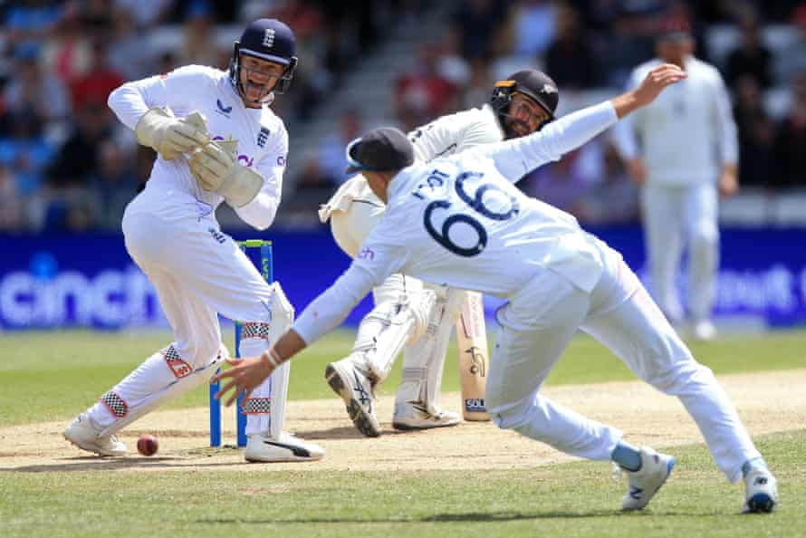 Joe Root is unable to get a hand on an edge as Tom Blundell brings up his fifty.