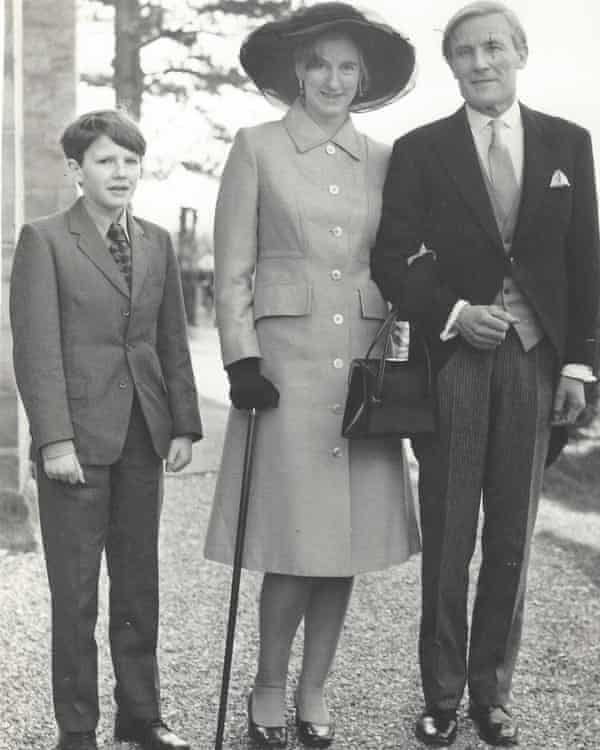 Patrick Gale, de 10 años, con sus padres en la década de 1970.