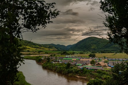 Tayland sınırındaki Moei Nehri üzerindeki Karen eyaletinde bir mülteci kampı.