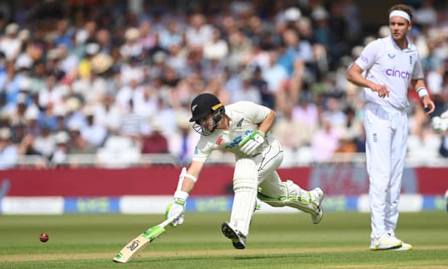 Tom Latham races to make his ground as Stuart Broad looks on.