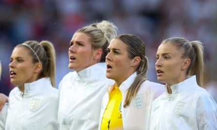 England Lionesses sing the national anthem
