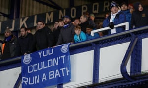 Aficionados del Everton con una pancarta en Goodison Park.