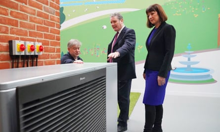 Keir Starmer and Rachel Reeves look at a heat pump