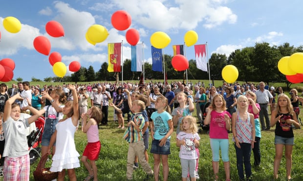 Residents let balloons rise in Westerngrund.
