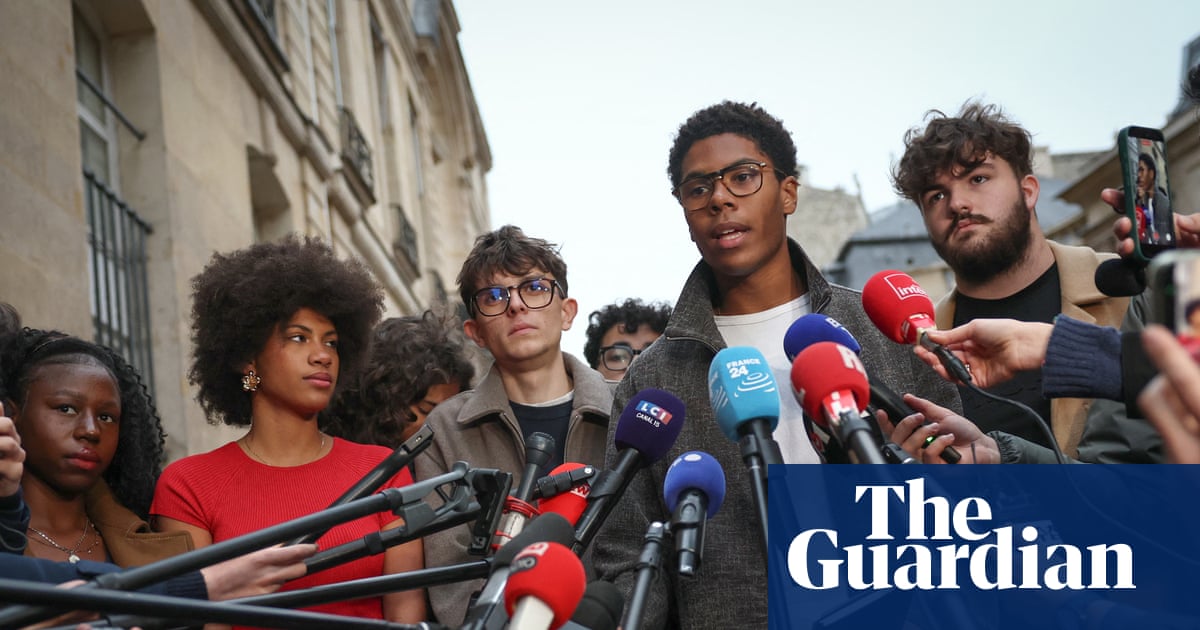 Protest leaders urge French pupils to keep barricading their schools Protest leaders urge French pupils to keep barricading their schools