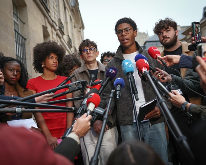 Protest leaders urge French pupils to keep barricading their schools