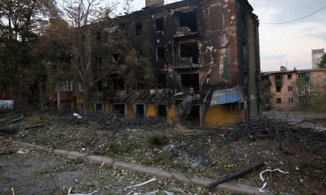 Prédios de apartamentos destruídos por bombardeios na cidade de Toretsk, na região de Donetsk.