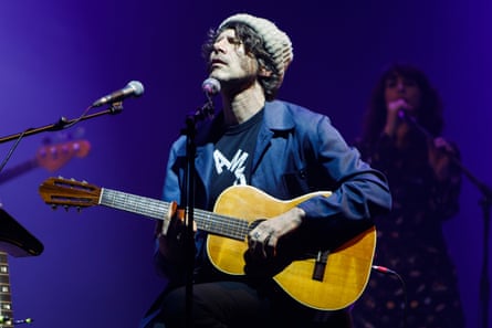 Gruff Rhys در حال بازی Roundhouse در لندن در سال 2019