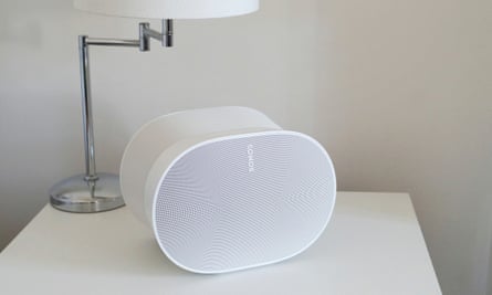 O Sonos Era 300 em cima de um armário.