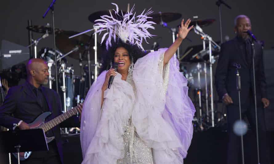 ديانا روس تملأ مساحة Sunday Time Legends على مسرح الهرم.